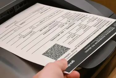 Profissional em Varginha imprimindo CRLV-e para um cliente.